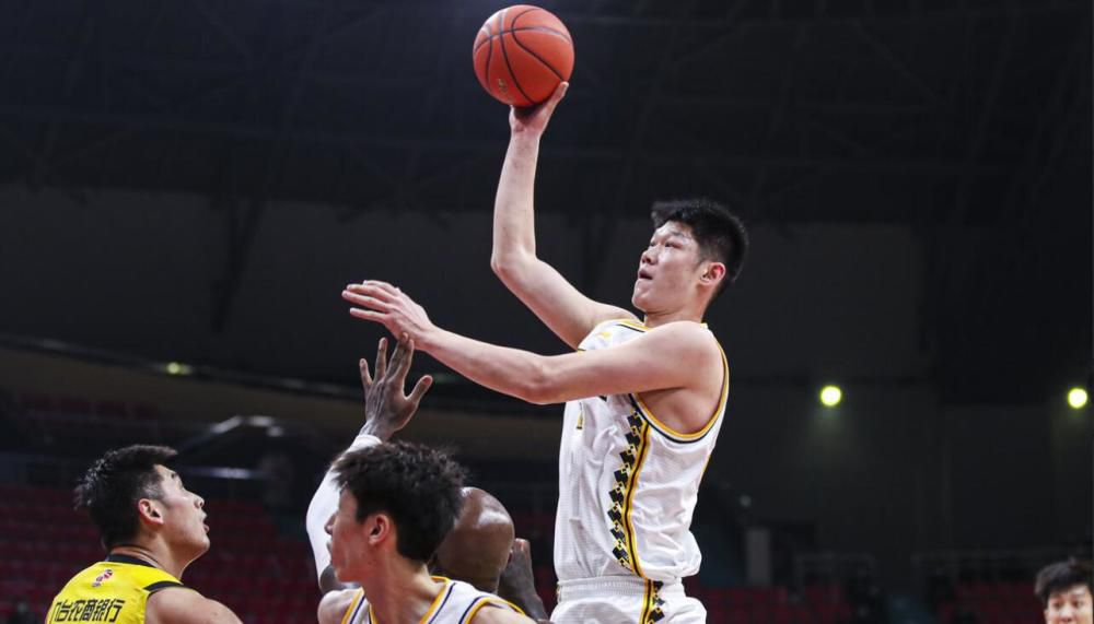 湖人迎来三连胜升至西区第四 距离第二仅差0.5个胜场NBA季中锦标赛半决赛，湖人以133-89狂胜鹈鹕，杀进决赛将对阵步行者。